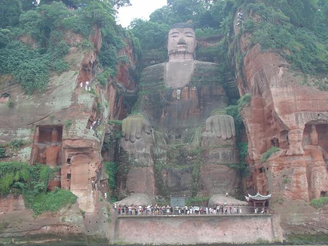 樂山大佛為何以屹立千年？又為何既不雙手合十也不打坐呢？