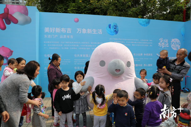 想要和萌萌噠的“鴨梨哥”見面嗎？快來布吉雕塑公益巡展吧